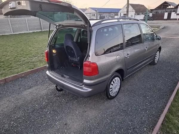 Second-hand VW Sharan United 140 CP (102 kW) 2010 Gri Monovolum