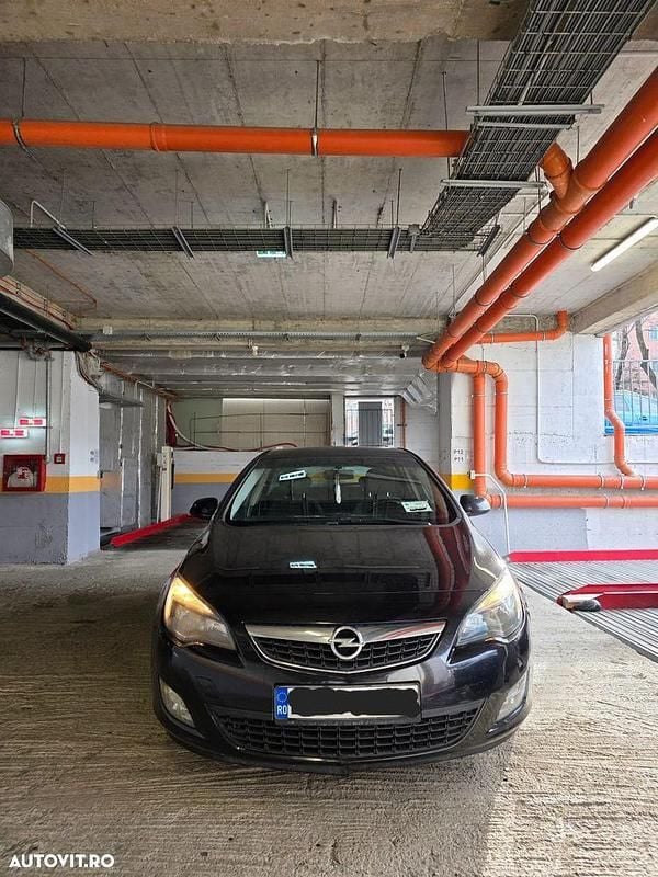 Second-hand Opel Astra 110 CP (80 kW) 2011 Culoarenegru Hatchback