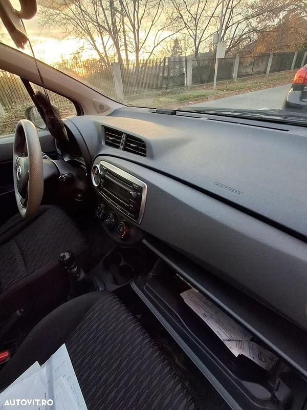 Second-hand Toyota Yaris Terra 99 CP (72 kW) 2012 Culoareargint Hatchback