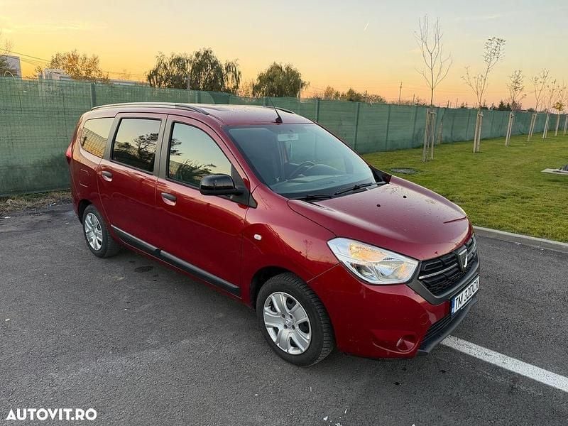 Second-hand Dacia Lodgy Lauréate 115 CP (84 kW) 2021 Culoarerosu Monovolum