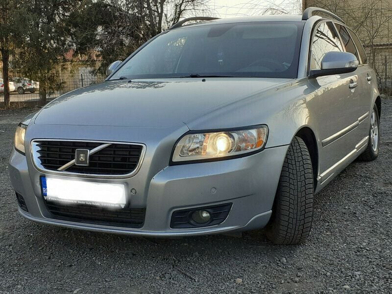 Argintiu Utilizat 2010 Volvo V50 Break | 3.600 EUR (Puțin scump) - Imagine 1/4