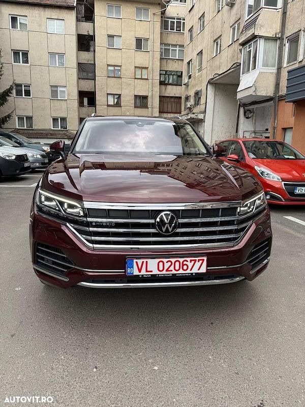 Culoarerosu Utilizat 2021 VW Touareg Elegance SUV | 48.000 EUR (Super Preț) - Imagine 1/4