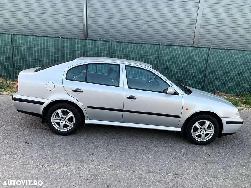 Culoareargint Utilizat 2000 Skoda Octavia Elegance Berlinǎ | 1.600 EUR (Preț bun) - Imagine 1/4