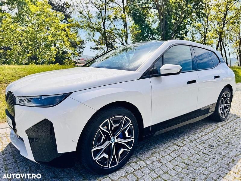 Alb Utilizat 2023 BMW iX SUV | 47.800 EUR (Preț bun) - Imagine 1/4