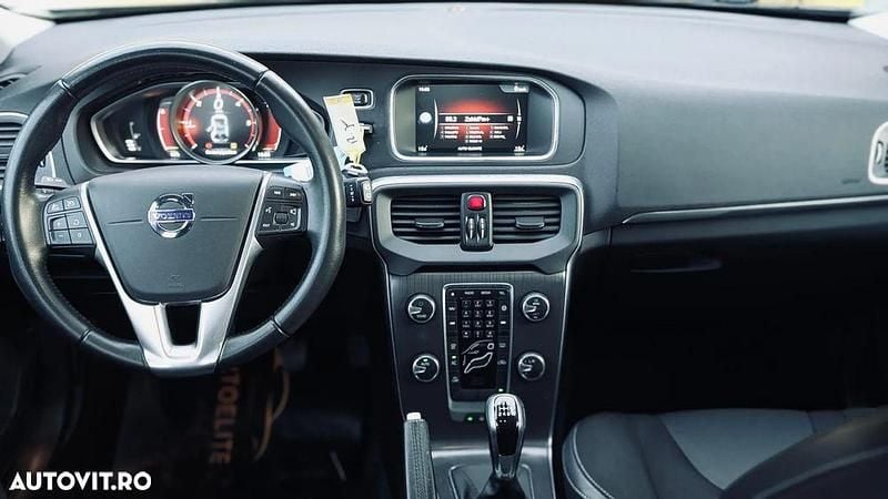 Second-hand Volvo V40 Momentum 120 CP (88 kW) 2015 Culoarealbastru Hatchback