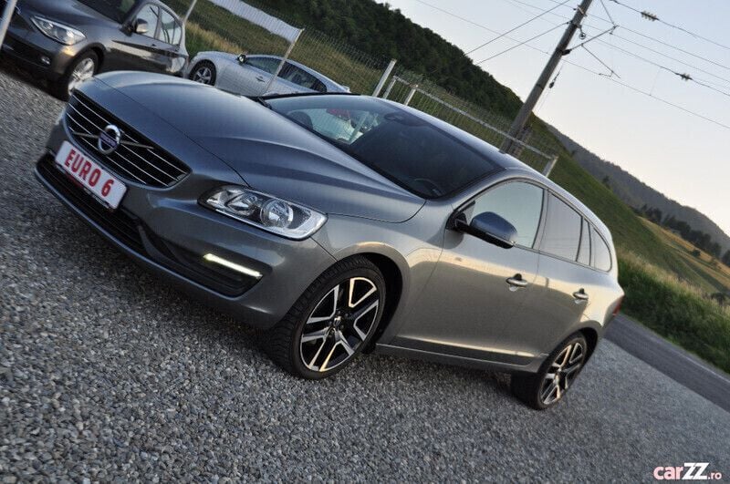 Gri Utilizat 2018 Volvo V60 Break | 10.999 EUR (Preț bun) - Imagine 1/4