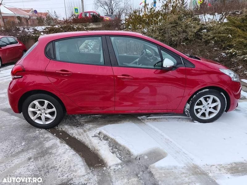 Second-hand Peugeot 208 68 CP (50 kW) 2016 Culoarerosu Hatchback