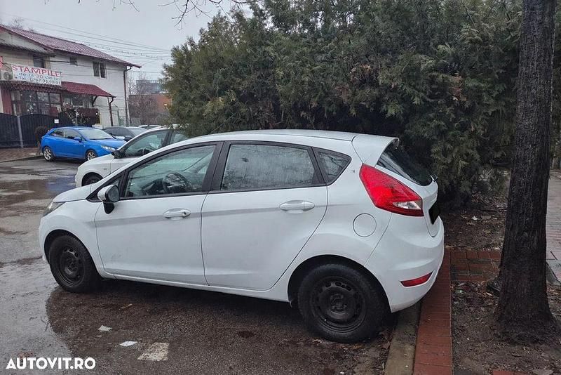 Second-hand Ford Fiesta Ghia 90 CP (66 kW) 2009 Culoarealb Hatchback