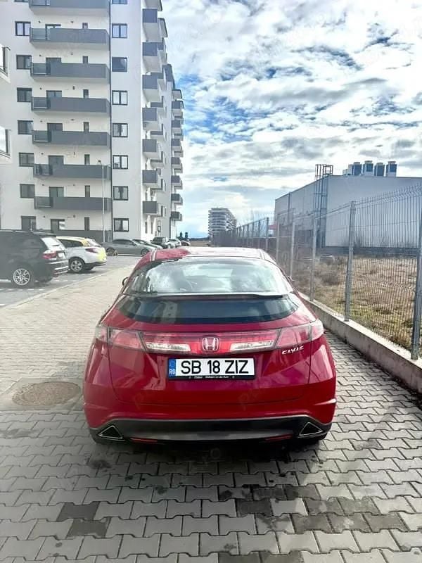 Second-hand Honda Civic Comfort 100 CP (73 kW) 2011 Culoarerosu Hatchback