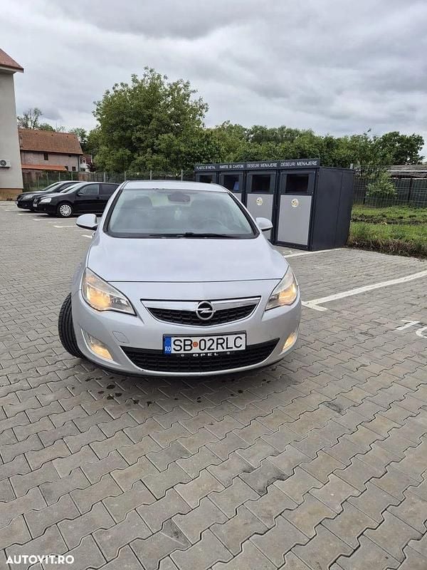 Gri Utilizat 2010 Opel Astra Hatchback | 3.999 EUR (Preț OK) - Imagine 1/4