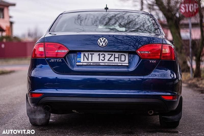 Second-hand VW Jetta Life 105 CP (77 kW) 2012 Culoarealbastru Berlinǎ