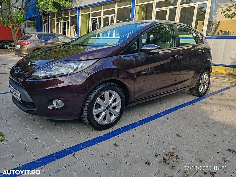 Culoarerosu Utilizat 2010 Ford Fiesta Ghia Hatchback | 3.700 EUR (Preț OK) - Imagine 1/4
