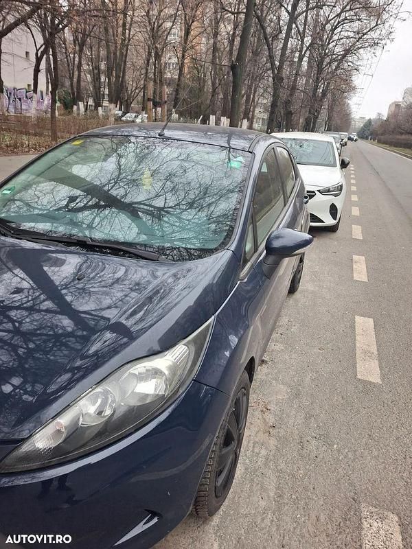 Second-hand Ford Fiesta Ambiente 82 CP (60 kW) 2010 Culoarealbastru Hatchback