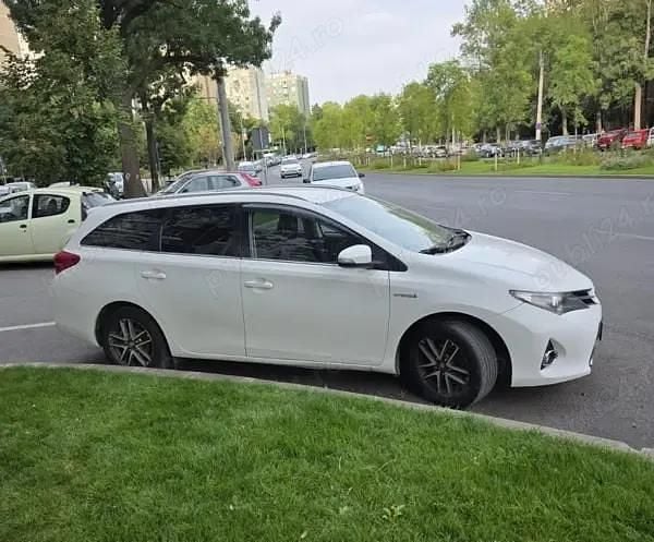Utilizat 2015 Toyota Auris Hybrid Break | 8.600 EUR (Scump) - Imagine 1/4