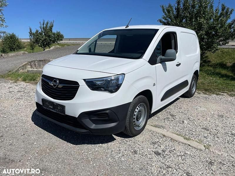 Culoarealb Utilizat 2019 Opel Combo Monovolum | 6.990 EUR (Preț bun) - Imagine 1/4