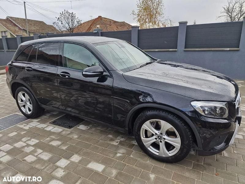 Culoarenegru Utilizat 2019 Mercedes GLC250 SUV | 22.900 EUR (Preț bun) - Imagine 1/4