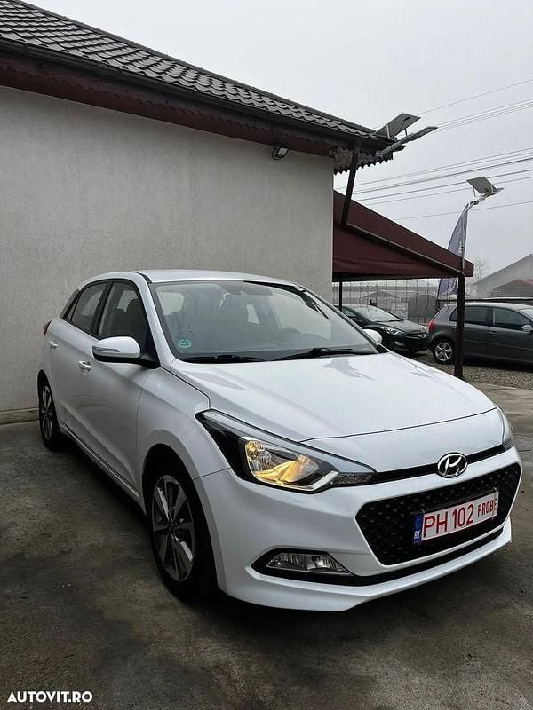 Culoarealb Utilizat 2015 Hyundai i20 Intro Edition | 6.650 EUR (Puțin scump) - Imagine 1/4