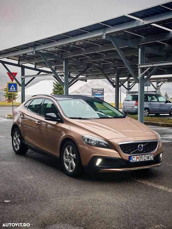 Culoaremaro Utilizat 2014 Volvo V40 Hatchback | 9.900 EUR (Scump) - Imagine 1/4