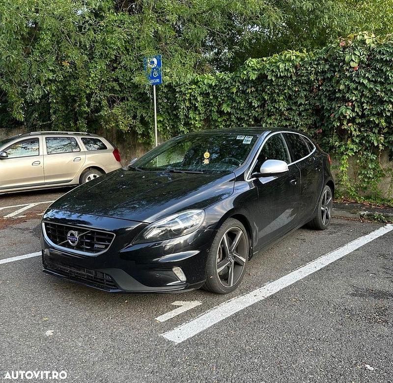 Culoarenegru Utilizat 2015 Volvo V40 R-Design Break | 11.500 EUR (Puțin scump) - Imagine 1/4