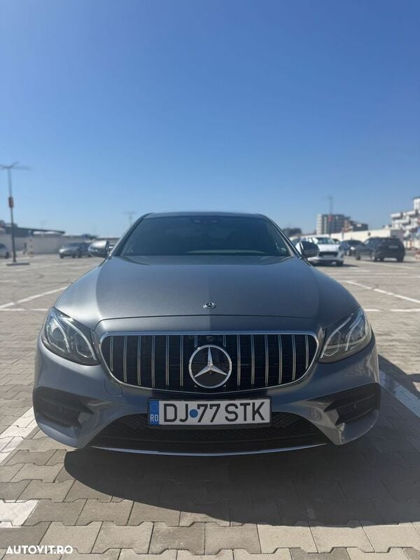 Gri Utilizat 2018 Mercedes E220 Berlinǎ | 27.500 EUR (Preț bun) - Imagine 1/4