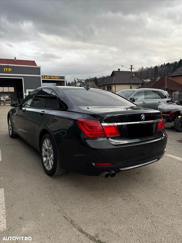 Second-hand BMW 730 Sport Line 245 CP (180 kW) 2011 Culoarenegru Berlinǎ