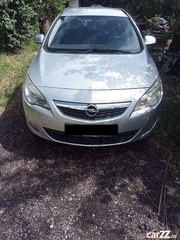 Argintiu Utilizat 2011 Opel Astra Sport Break | 3.700 EUR (Preț OK) - Imagine 1/4