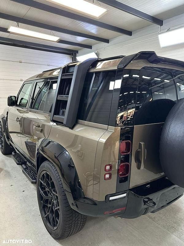 Second-hand Land Rover Defender SE Dynamic 249 CP (183 kW) 2025 Culoaremaro SUV