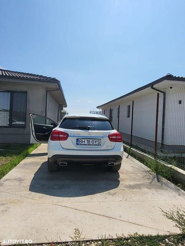 Second-hand Mercedes GLA220 170 CP (125 kW) 2015 Culoarealb SUV