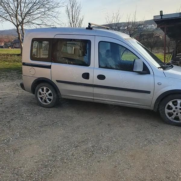 Second-hand Opel Combo 101 CP (74 kW) 2005 Argintiu Monovolum