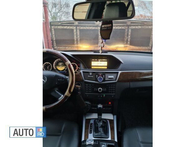 Negru Utilizat 2012 Mercedes E200 Break | 6.300 EUR (Super Preț) - Imagine 1/4