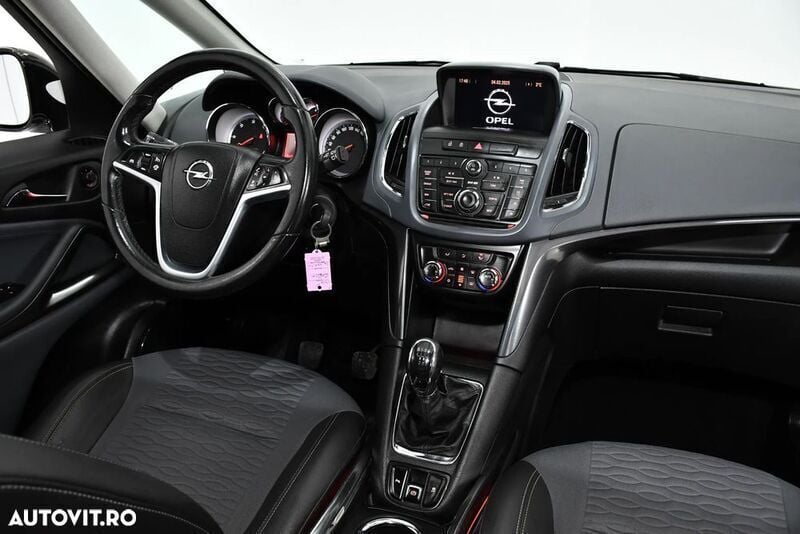 Second-hand Opel Zafira Tourer Innovation 130 CP (95 kW) 2013 Alb Monovolum