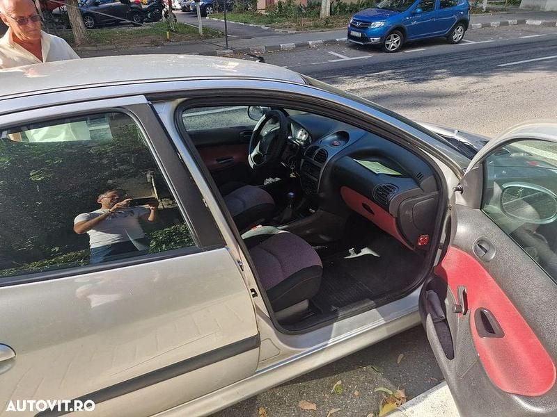 Culoareargint Utilizat 2004 Peugeot 206 Hatchback | 1.000 EUR - Imagine 1/4