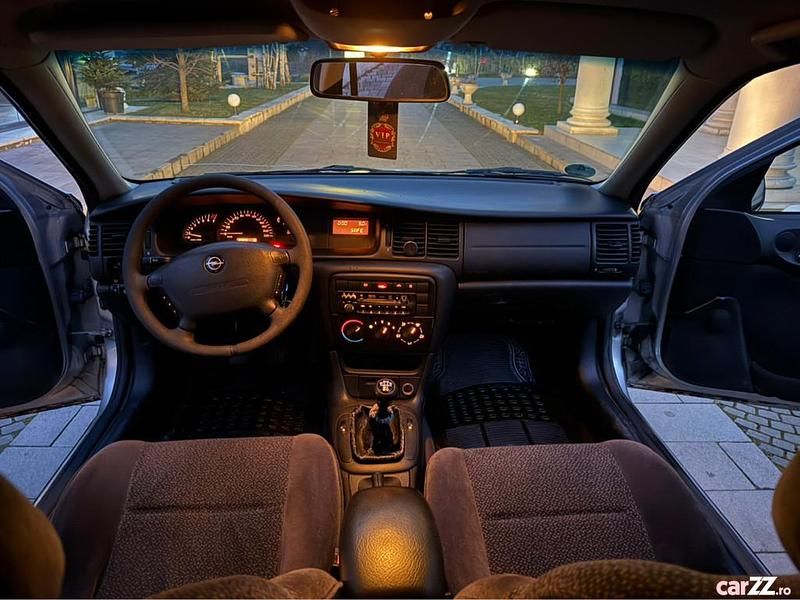 Second-hand Opel Vectra 101 CP (74 kW) 2001 Argintiu Berlinǎ
