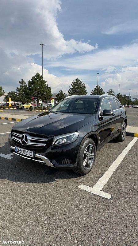 Culoarenegru Utilizat 2016 Mercedes GLC220 SUV | 22.400 EUR (Preț OK) - Imagine 1/4