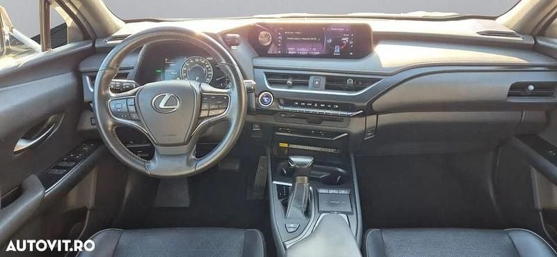 Second-hand Lexus UX 250h E-FOUR 184 CP (135 kW) 2020 Culoarealb SUV