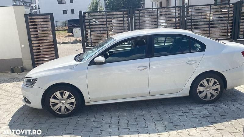 Second-hand VW Jetta Comfortline 122 CP (89 kW) 2014 Culoarealb Berlinǎ