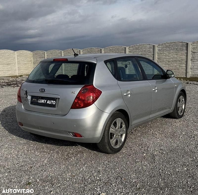 Second-hand Kia Ceed 122 CP (89 kW) 2009 Culoareargint Hatchback