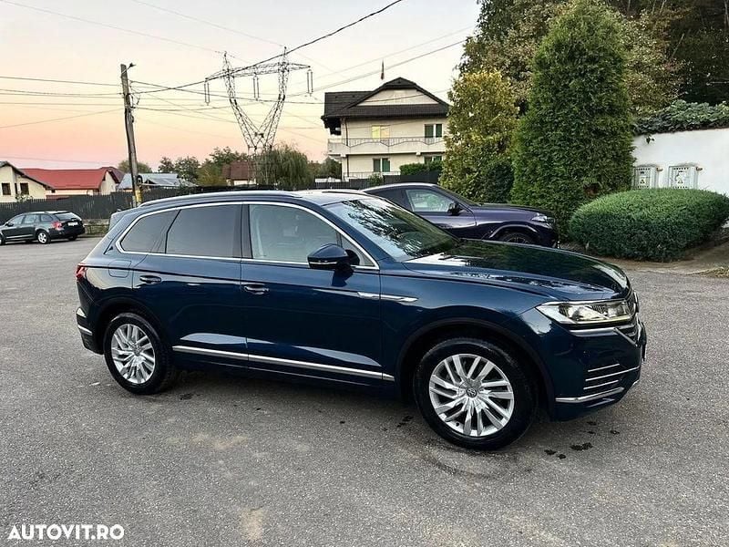 Culoarealbastru Utilizat 2019 VW Touareg SUV | 24.990 EUR (Preț bun) - Imagine 1/4