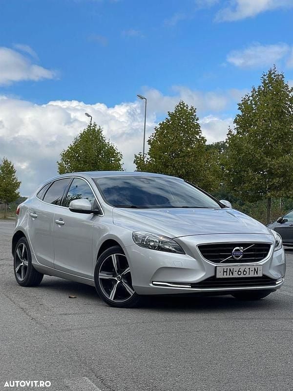 Culoareargint Utilizat 2015 Volvo V40 Momentum Break | 6.999 EUR (Preț bun) - Imagine 1/4