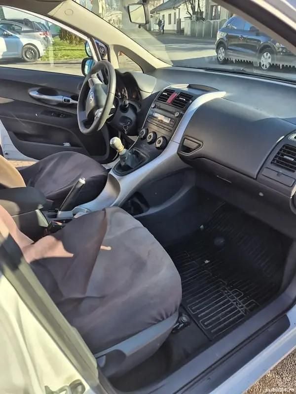 Second-hand Toyota Auris 90 CP (66 kW) 2012 Alb Hatchback