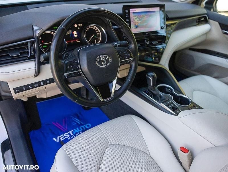 Second-hand Toyota Camry Luxury 218 CP (160 kW) 2022 Culoarealb Berlinǎ