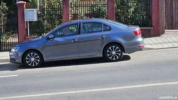 Utilizat 2013 VW Jetta Berlinǎ | 6.500 EUR (Preț OK) - Imagine 1/4