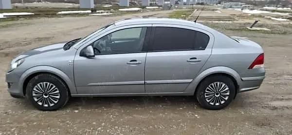 Second-hand Opel Astra 110 CP (80 kW) 2010 Gri Berlinǎ