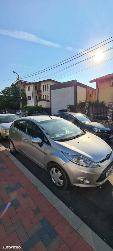 Gri Utilizat 2010 Ford Fiesta Hatchback | 2.200 EUR (Super Preț) - Imagine 1/4