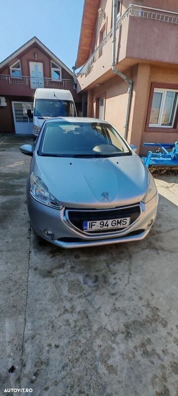 Gri Utilizat 2012 Peugeot 208 Hatchback | 2.750 EUR (Preț bun) - Imagine 1/4