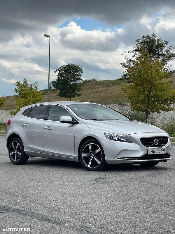 Culoareargint Utilizat 2015 Volvo V40 CC Momentum Break | 6.999 EUR (Preț OK) - Imagine 1/4