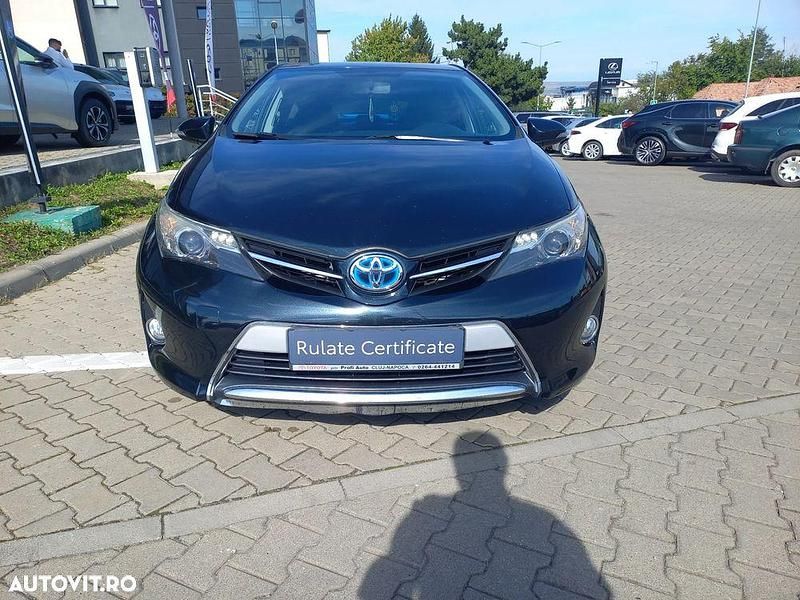 Second-hand Toyota Auris Hybrid Comfort 136 CP (100 kW) 2014 Culoarenegru Hatchback