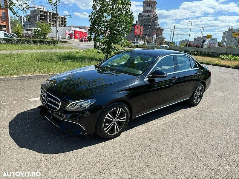 Culoarenegru Utilizat 2019 Mercedes E220 Avantgarde Hatchback | 22.800 EUR (Preț bun) - Imagine 1/4