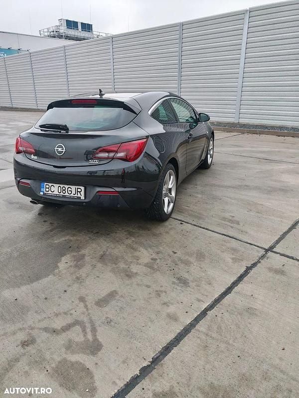Second-hand Opel Astra Enjoy 179 CP (131 kW) 2011 Culoarenegru Coupe