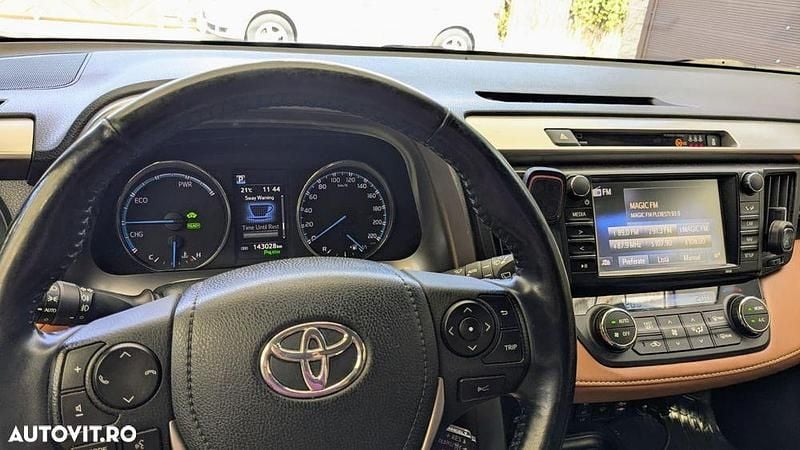Second-hand Toyota RAV4 Hybrid 155 CP (114 kW) 2018 Culoarerosu SUV